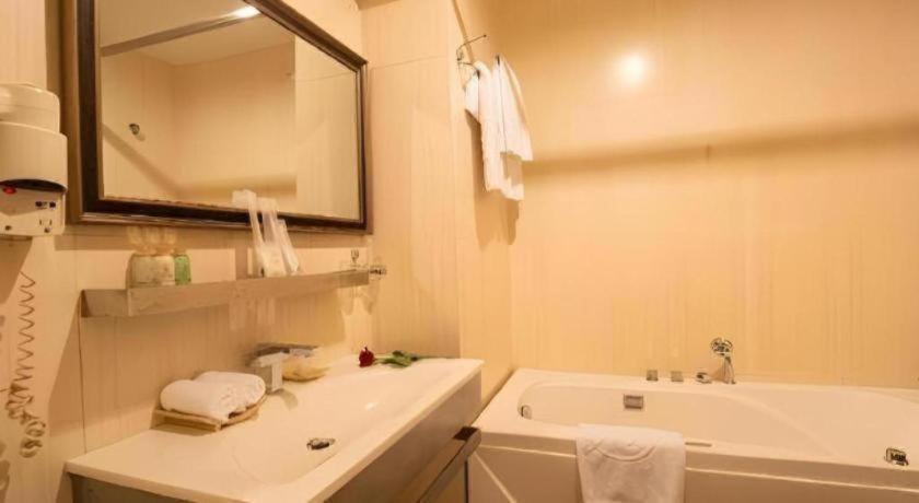 Khách sạn The White 8a Thái Văn Lung TP. Hồ Chí Minh