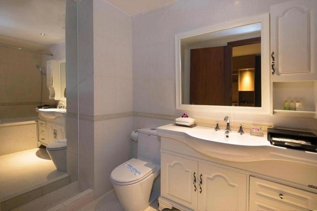 The White 8a Thai Lung Hotel